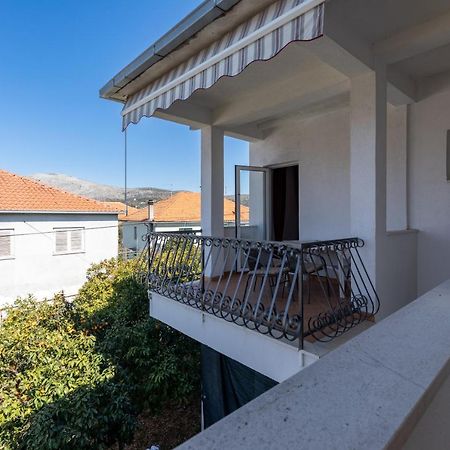 Cozy 1-Bedroom Apartment Near The Center Of Trogir Bagian luar foto