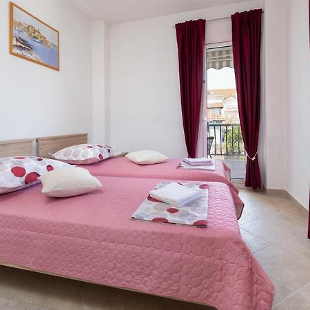 Cozy 1-Bedroom Apartment Near The Center Of Trogir Bagian luar foto