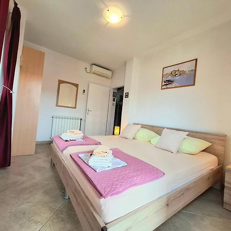 Cozy 1-Bedroom Apartment Near The Center Of Trogir Bagian luar foto