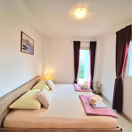 Cozy 1-Bedroom Apartment Near The Center Of Trogir Bagian luar foto