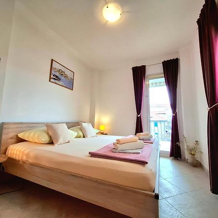 Cozy 1-Bedroom Apartment Near The Center Of Trogir Bagian luar foto