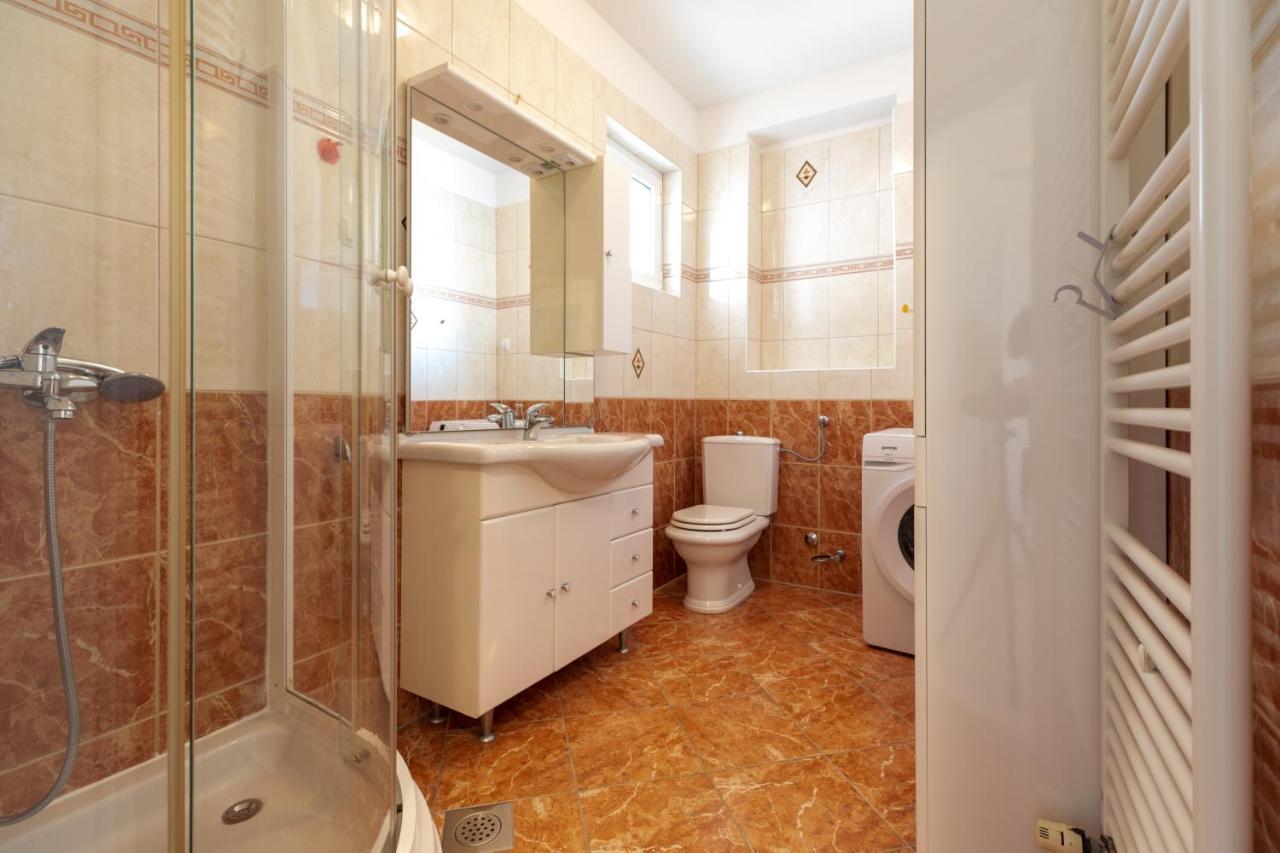 Cozy 1-Bedroom Apartment Near The Center Of Trogir Bagian luar foto