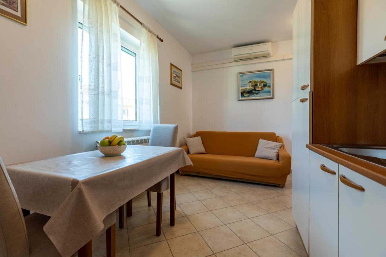 Cozy 1-Bedroom Apartment Near The Center Of Trogir Bagian luar foto