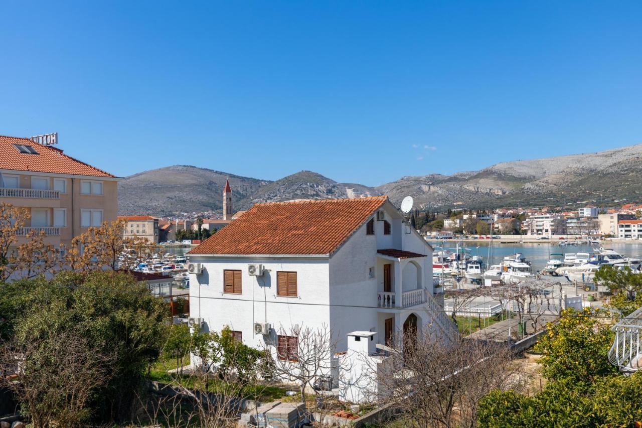 Cozy 1-Bedroom Apartment Near The Center Of Trogir Bagian luar foto