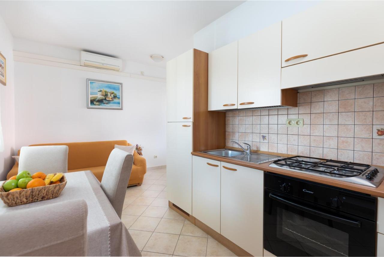 Cozy 1-Bedroom Apartment Near The Center Of Trogir Bagian luar foto