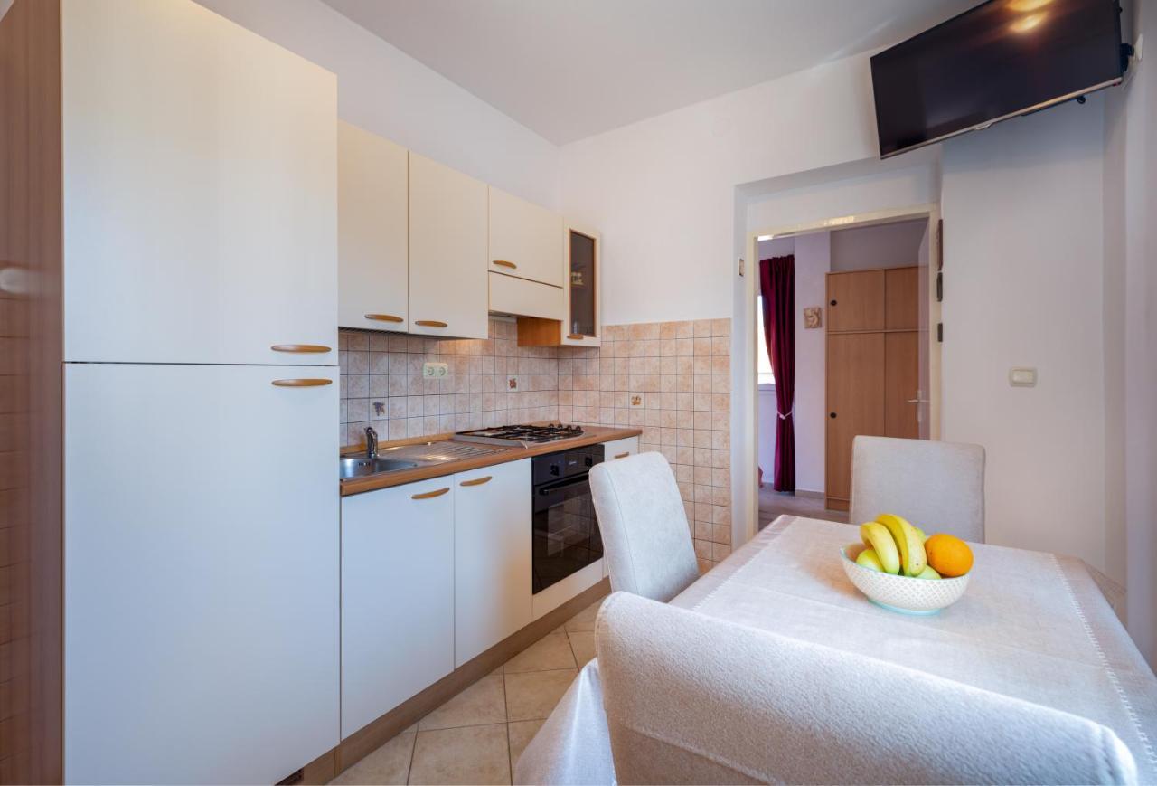 Cozy 1-Bedroom Apartment Near The Center Of Trogir Bagian luar foto