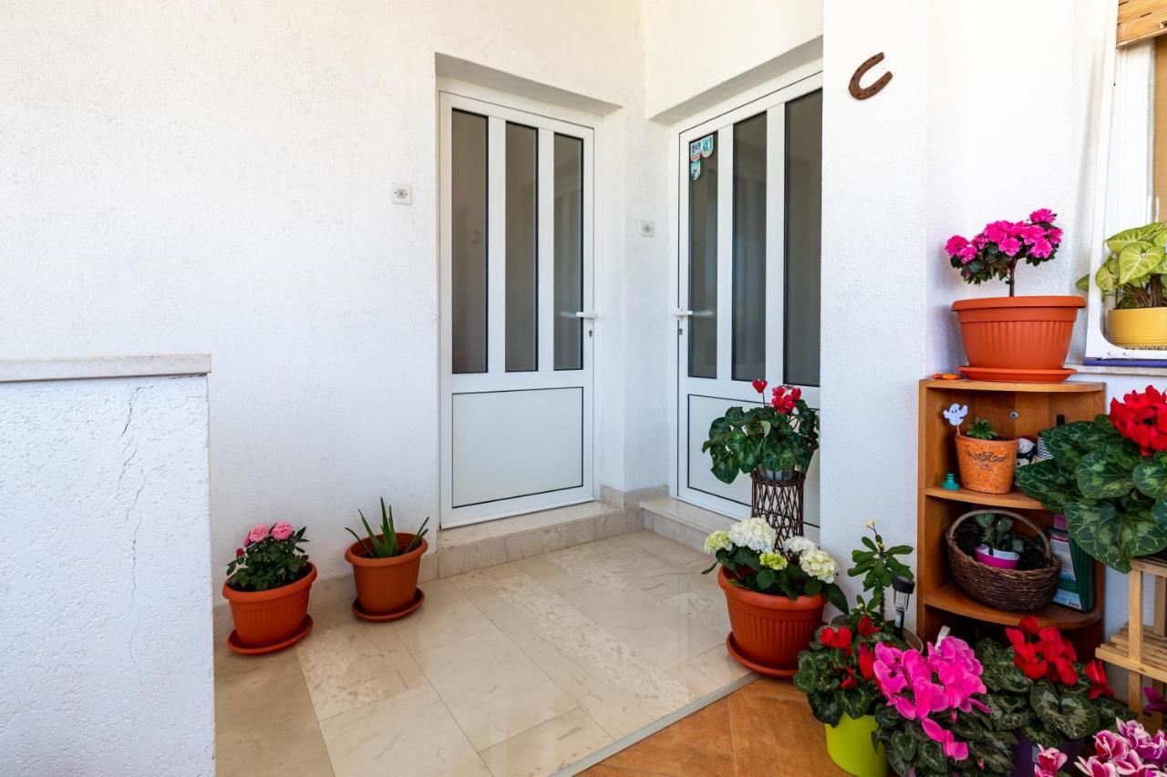 Cozy 1-Bedroom Apartment Near The Center Of Trogir Bagian luar foto