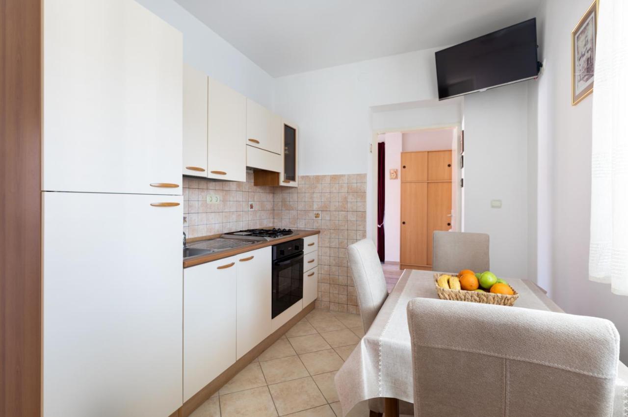 Cozy 1-Bedroom Apartment Near The Center Of Trogir Bagian luar foto