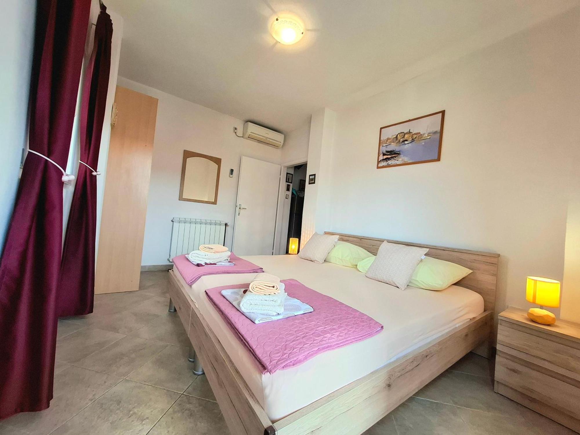 Cozy 1-Bedroom Apartment Near The Center Of Trogir Bagian luar foto